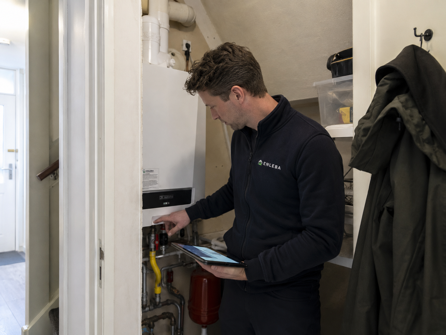 Enleba adviseur bij een cv-ketel tijdens opname voor energielabel