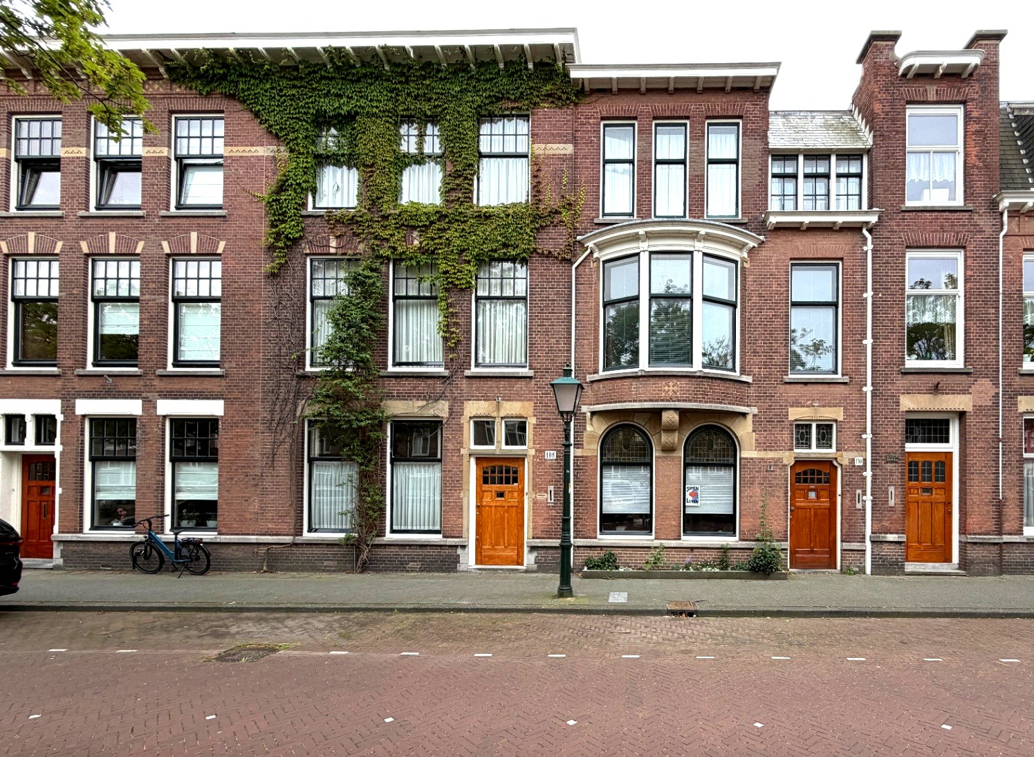 Karakteristieke woningen in een straat in Den Haag