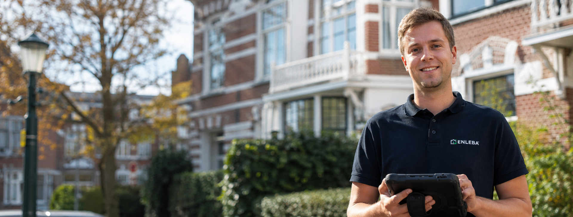 Enleba adviseur met tablet tijdens woningopname