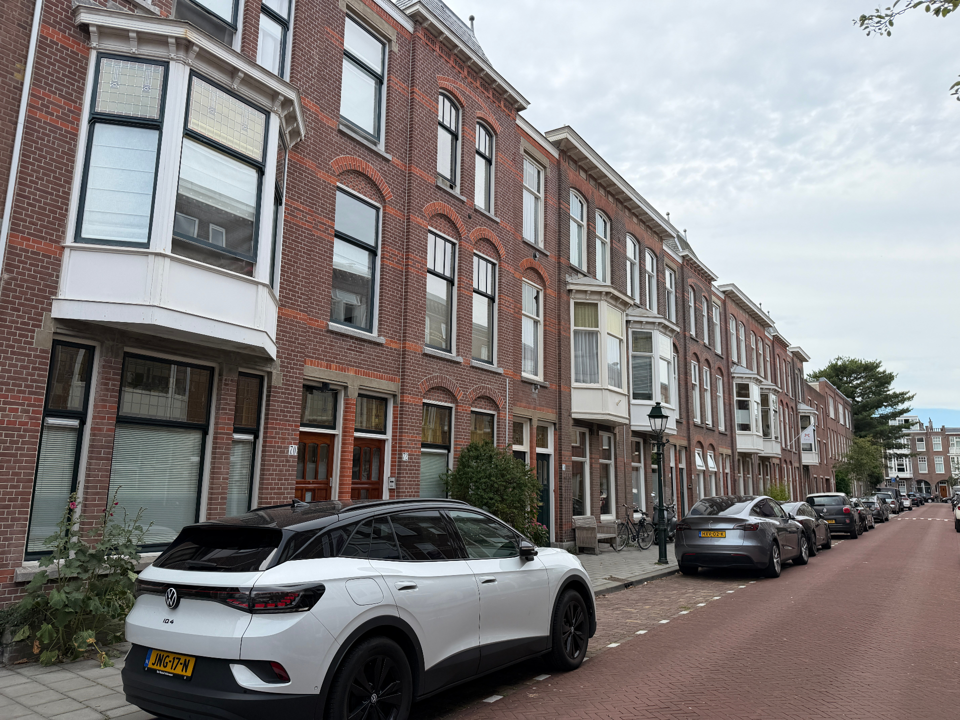 Karakteristieke Haagse jaren 30-straat in de Bloemenbuurt